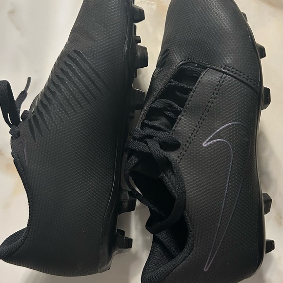 Boy’s soccer cleats - Picture 3 of 7